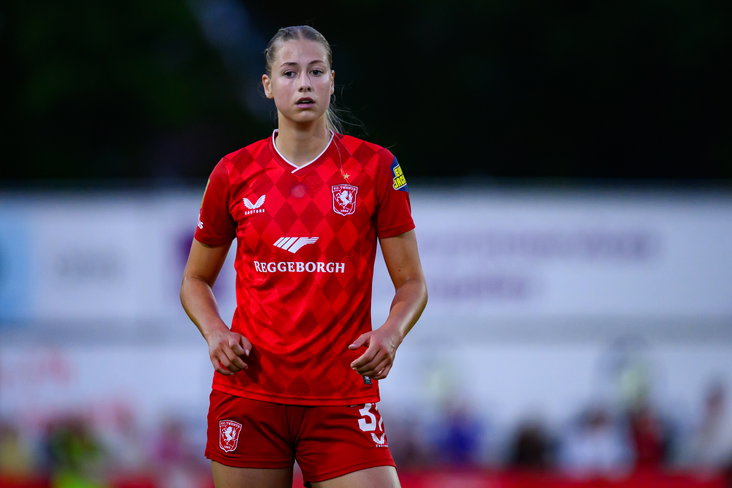 Liv Pennock bij een thuiswedstrijd van FC Twente in Enschede
