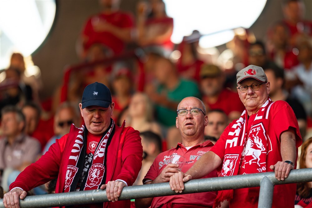 FC Twente-fans met pet, sjaal en shirt