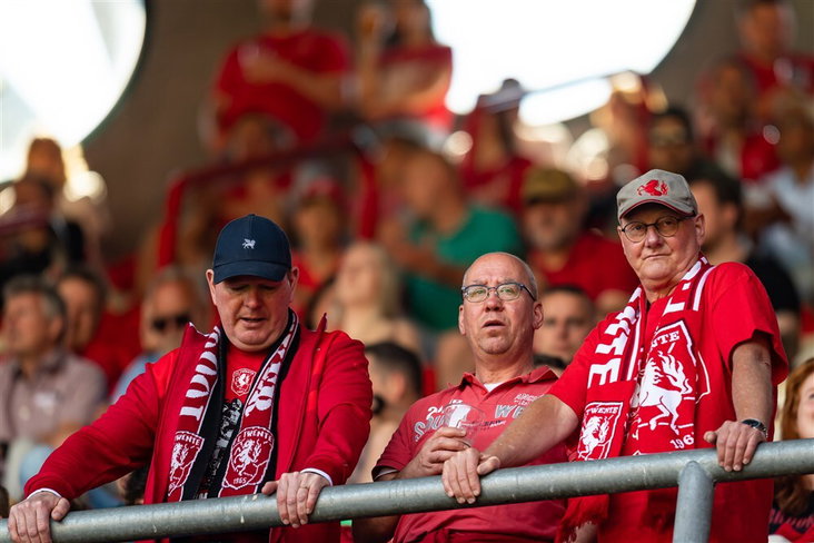 FC Twente-fans met pet, sjaal en shirt