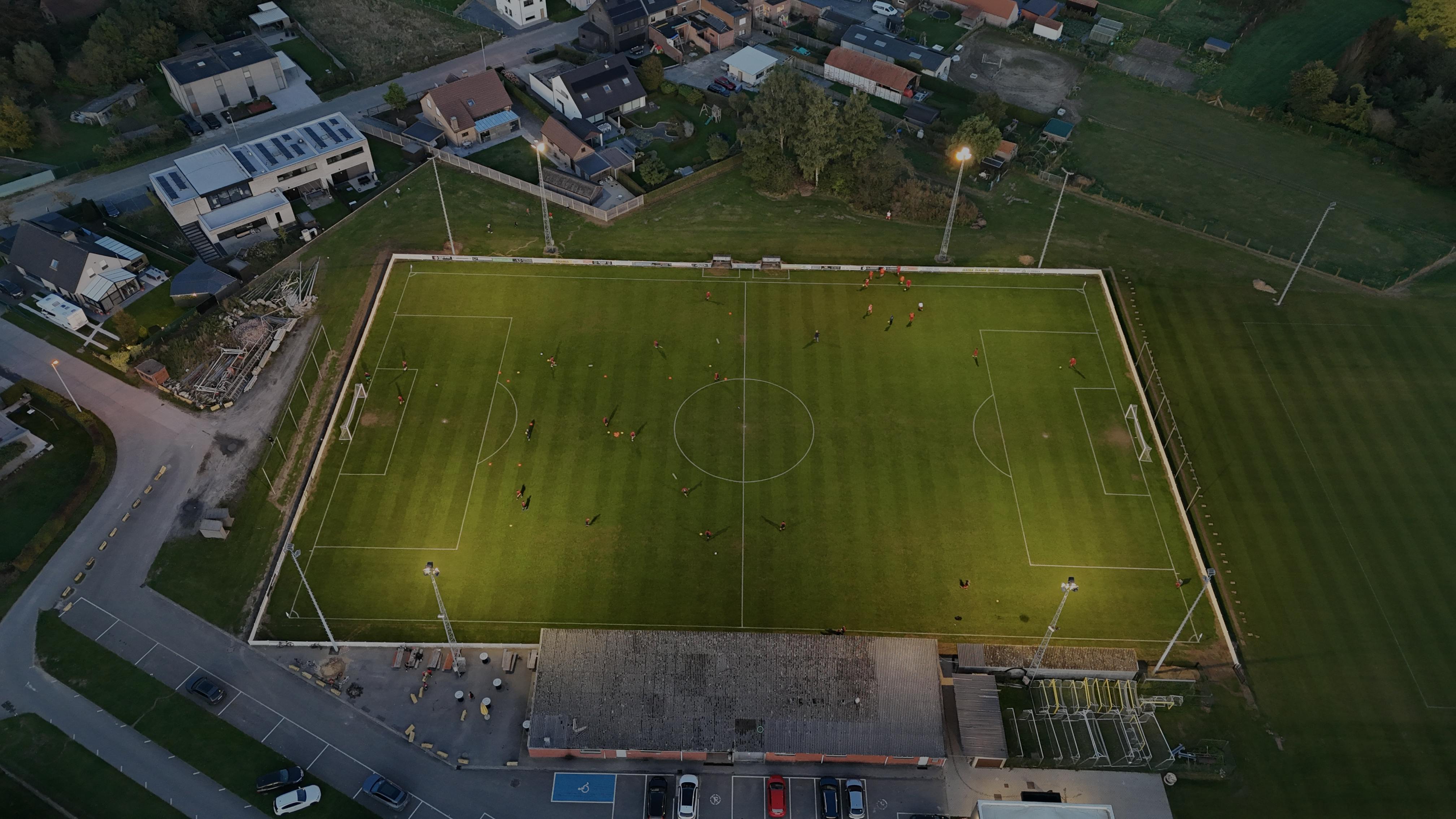 Voetbalveld met verlichting