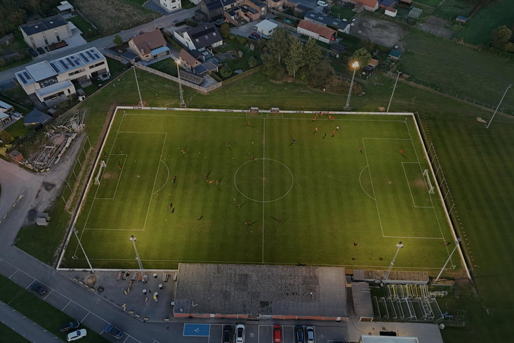 Voetbalveld met verlichting