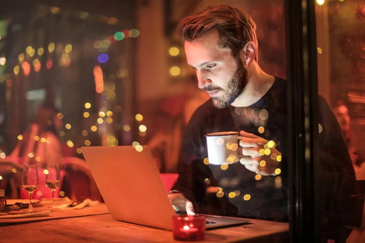 Een man achter een laptop