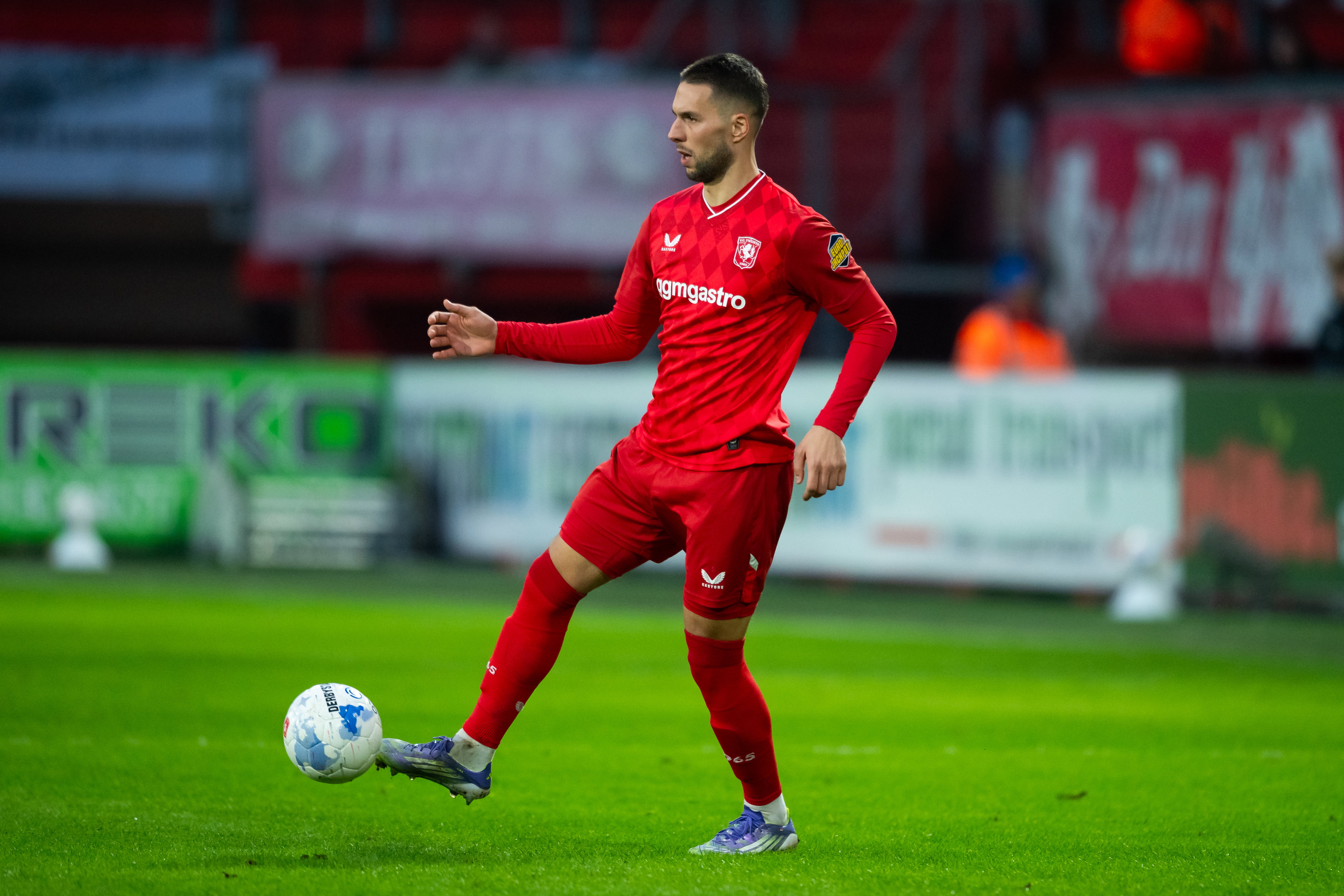 Marko Pjaca aan de bal in De Grolsch Veste