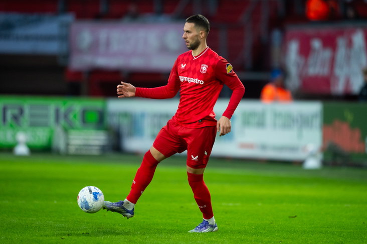 Marko Pjaca aan de bal in De Grolsch Veste