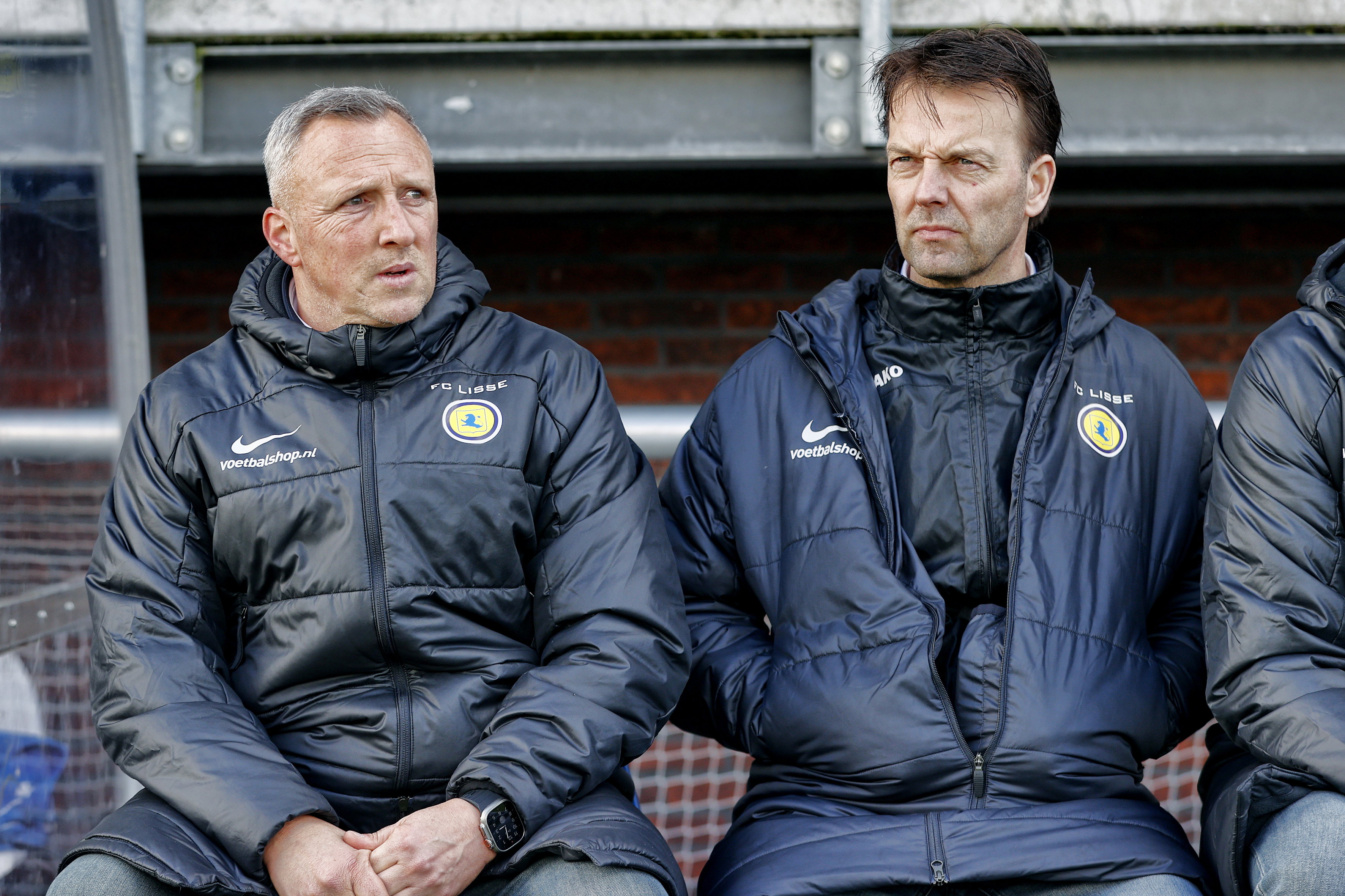 Sjaak Polak en Barry Opdam op de bank bij FC Lisse