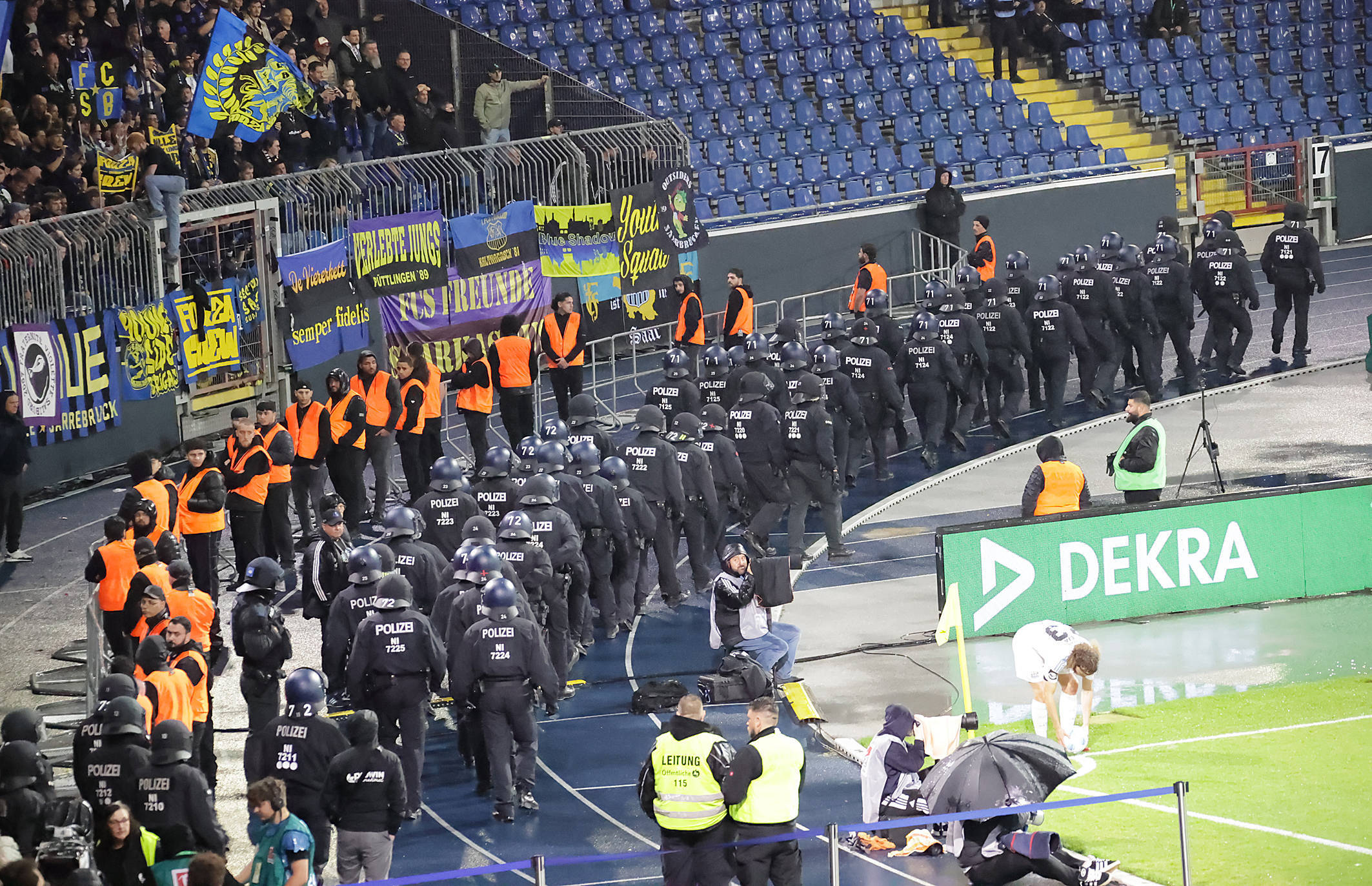 Veel 'Polizei' in het stadion van Eintracht Braunschweig