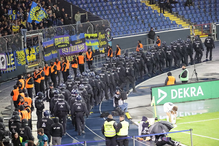 Veel 'Polizei' in het stadion van Eintracht Braunschweig