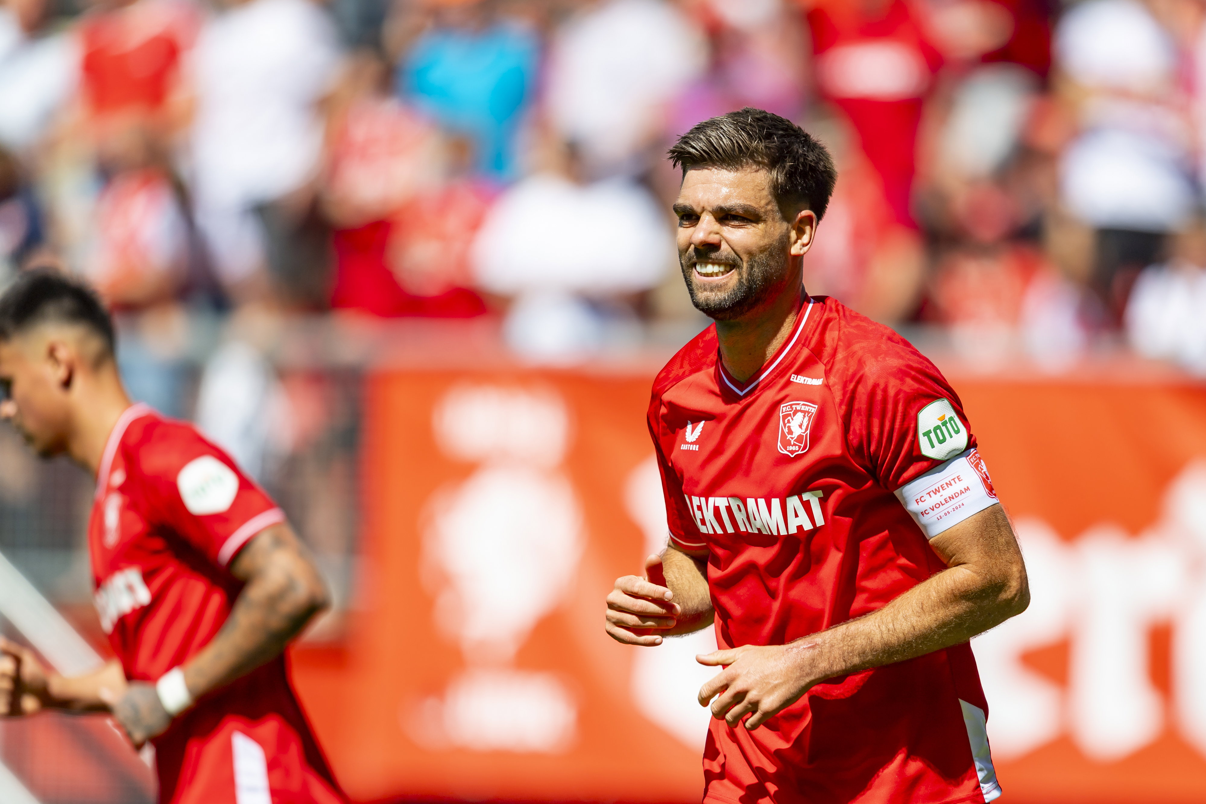 Robin Pröpper geniet na een goal in De Grolsch Veste