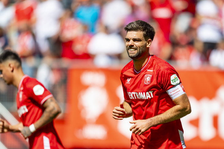 Robin Pröpper geniet na een goal in De Grolsch Veste