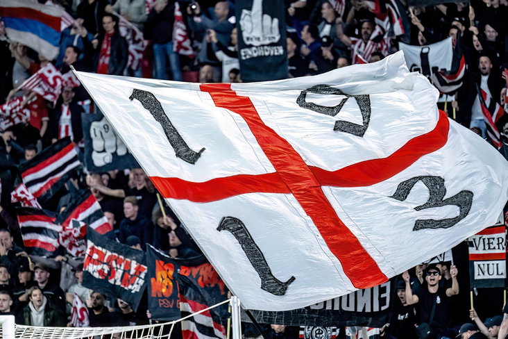 PSV-fans met een grote vlag: 1913