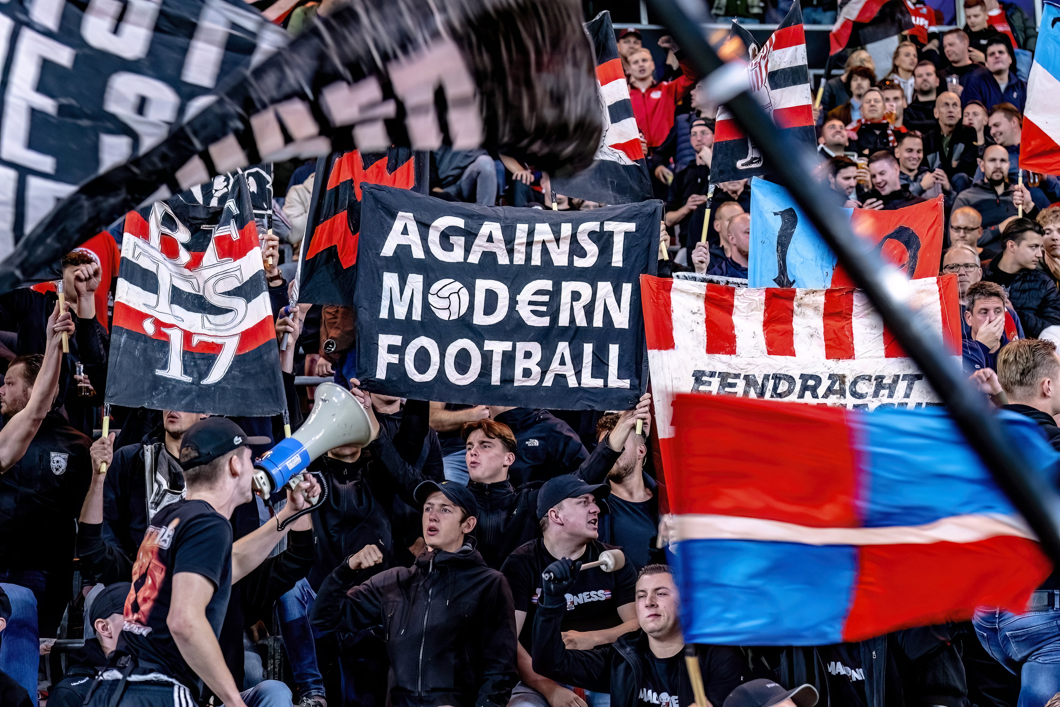 PSV-fans met duidelijke teksten