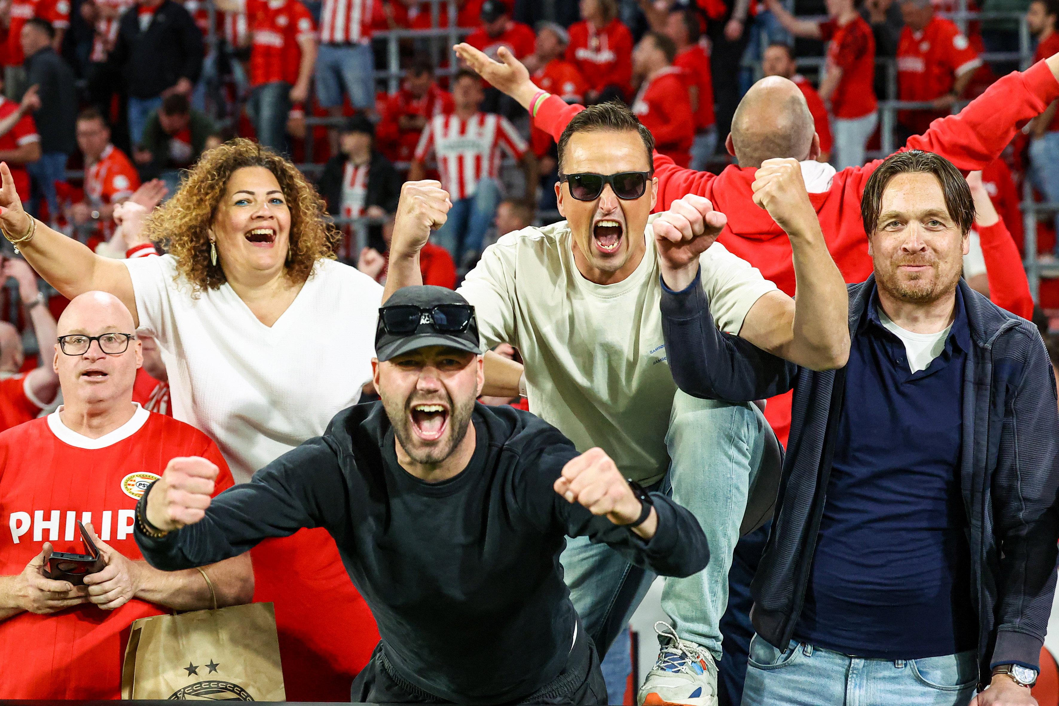 PSV-supporters juichen in het Philips Stadion