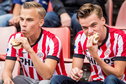 PSV-fans aan het eten