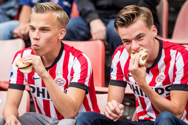 PSV-fans aan het eten