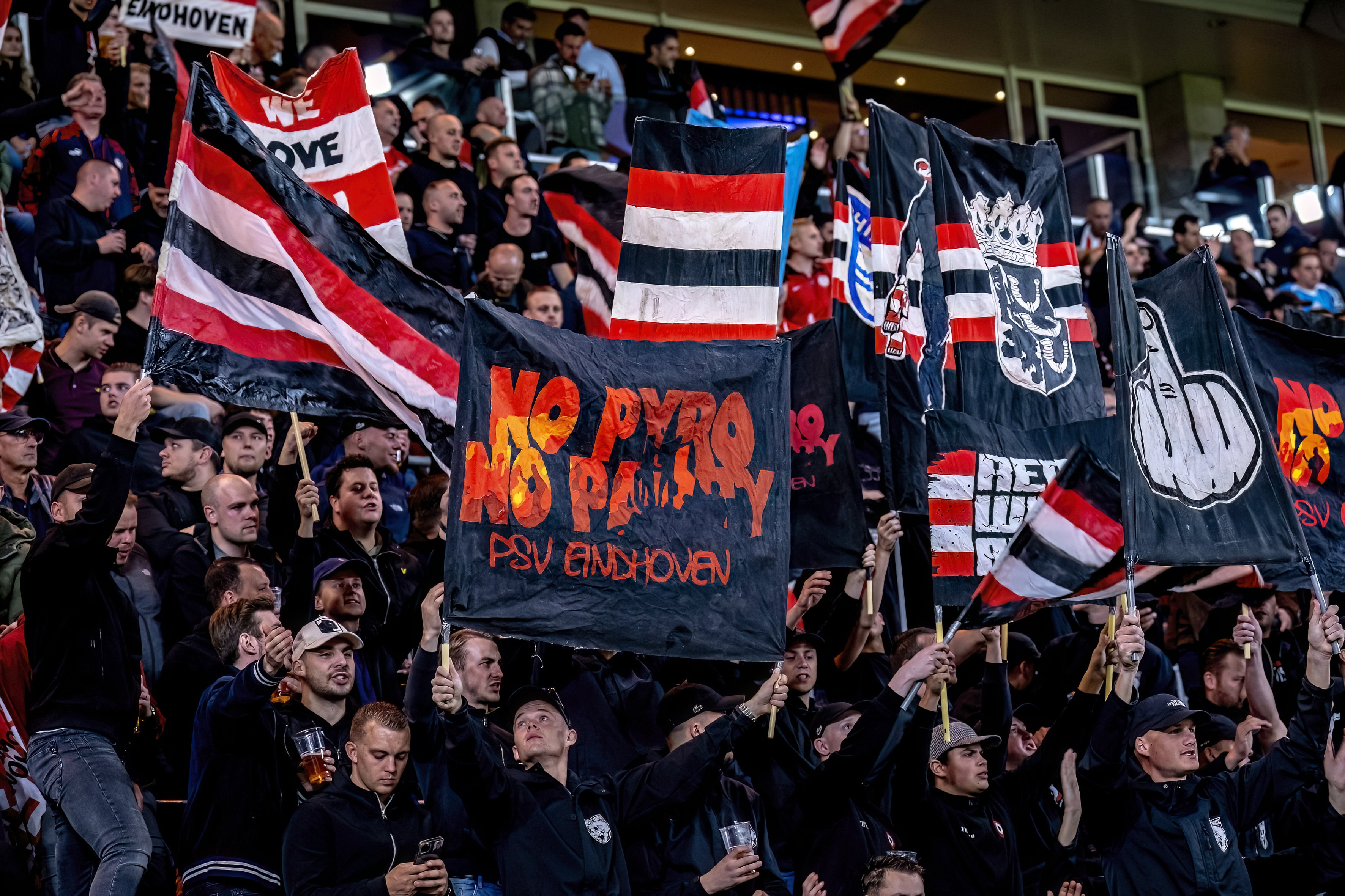 PSV-fans op de tribunes in Eindhoven