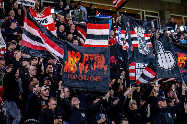 PSV-fans op de tribunes in Eindhoven