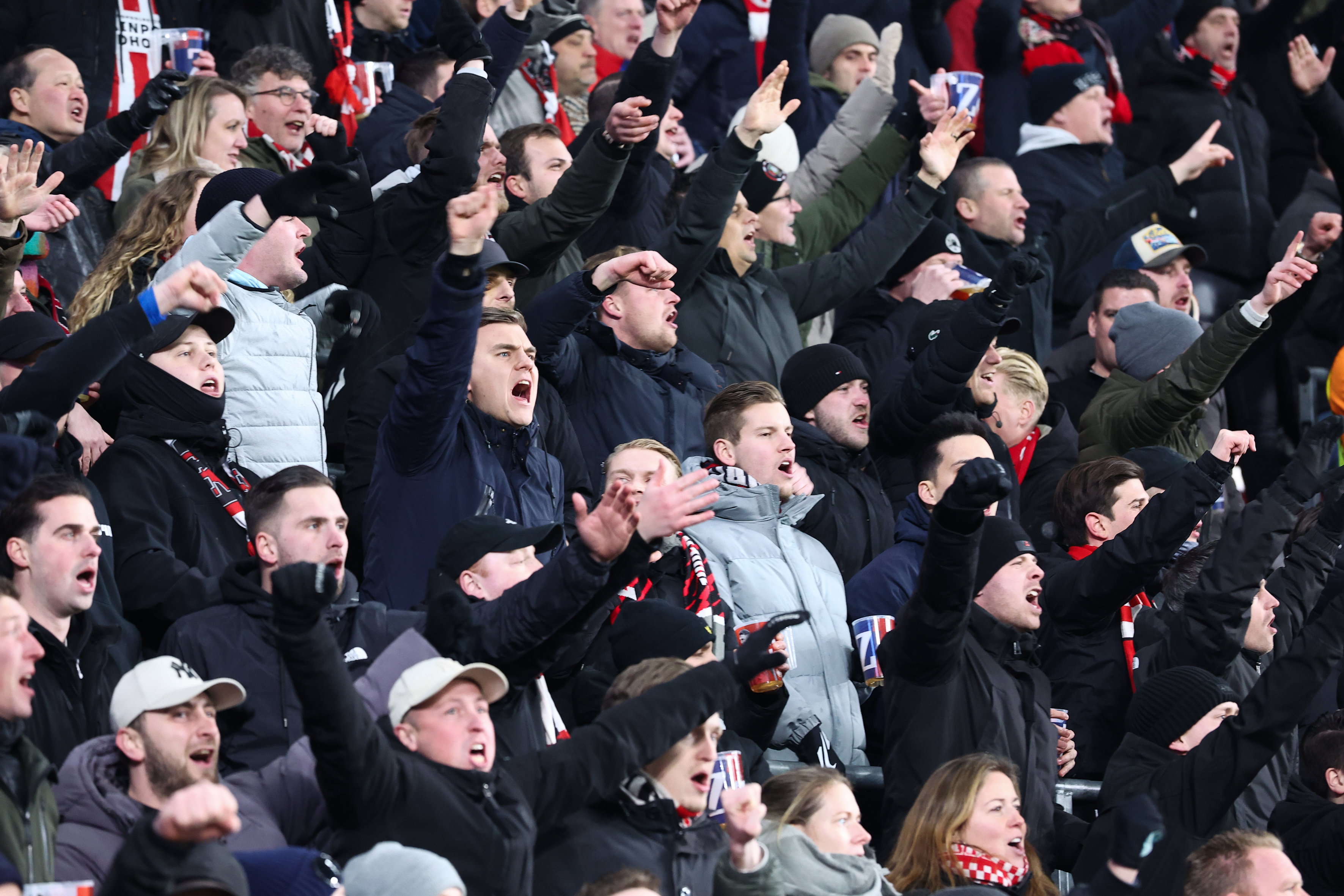PSV-fans schreeuwen en zingen in het Philips Stadion