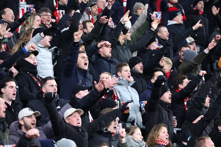 PSV-fans schreeuwen en zingen in het Philips Stadion