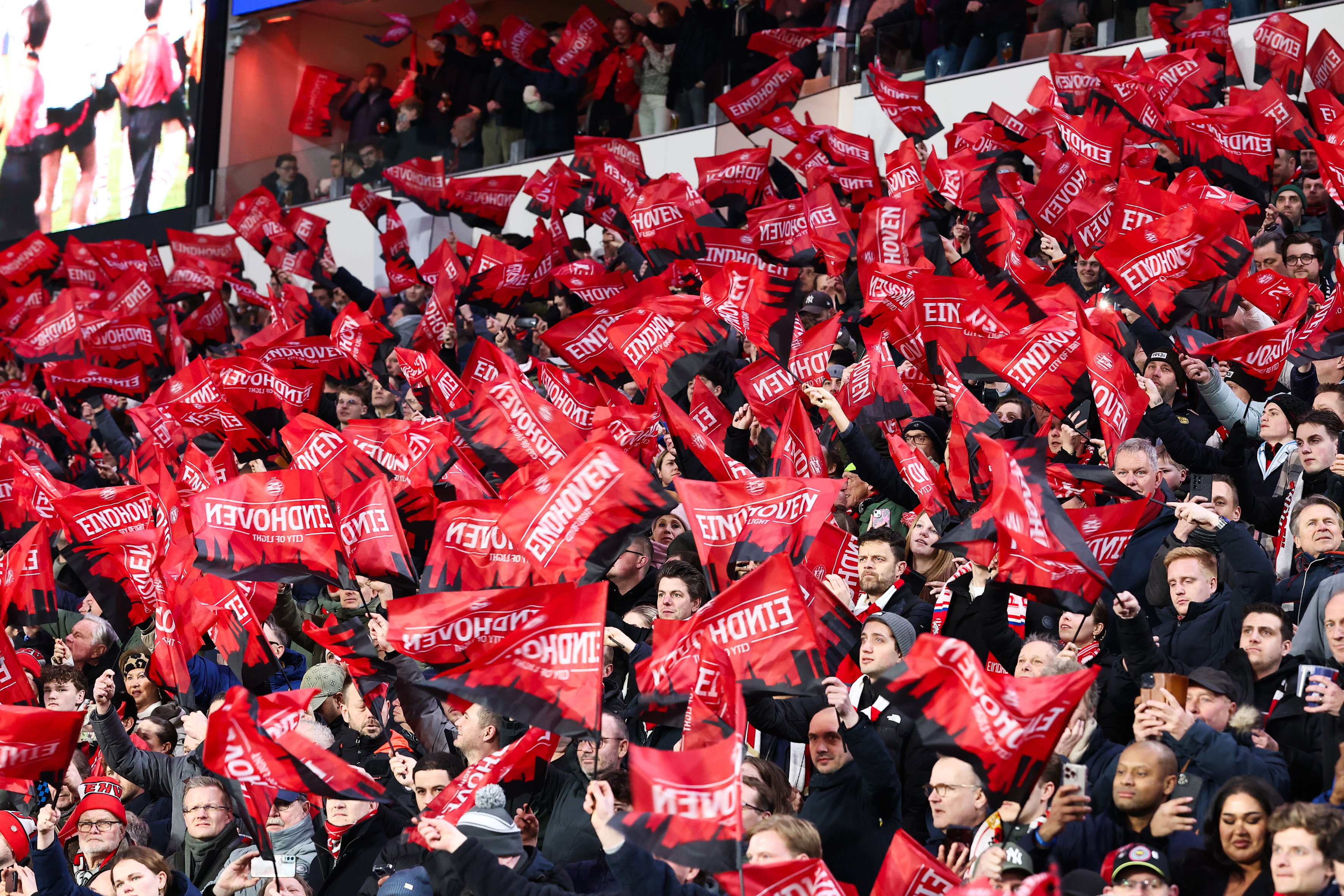 PSV-fans met Eindhoven-vlaggen in het Philips Stadion