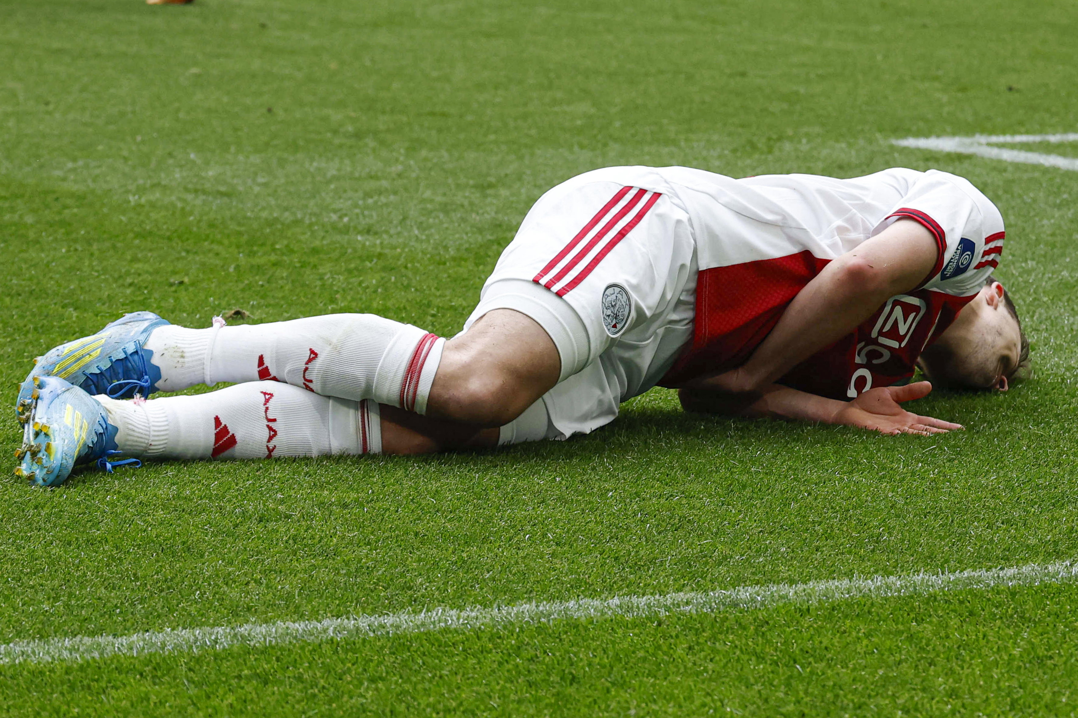 Youri Regeer ligt (weer) op de grond
