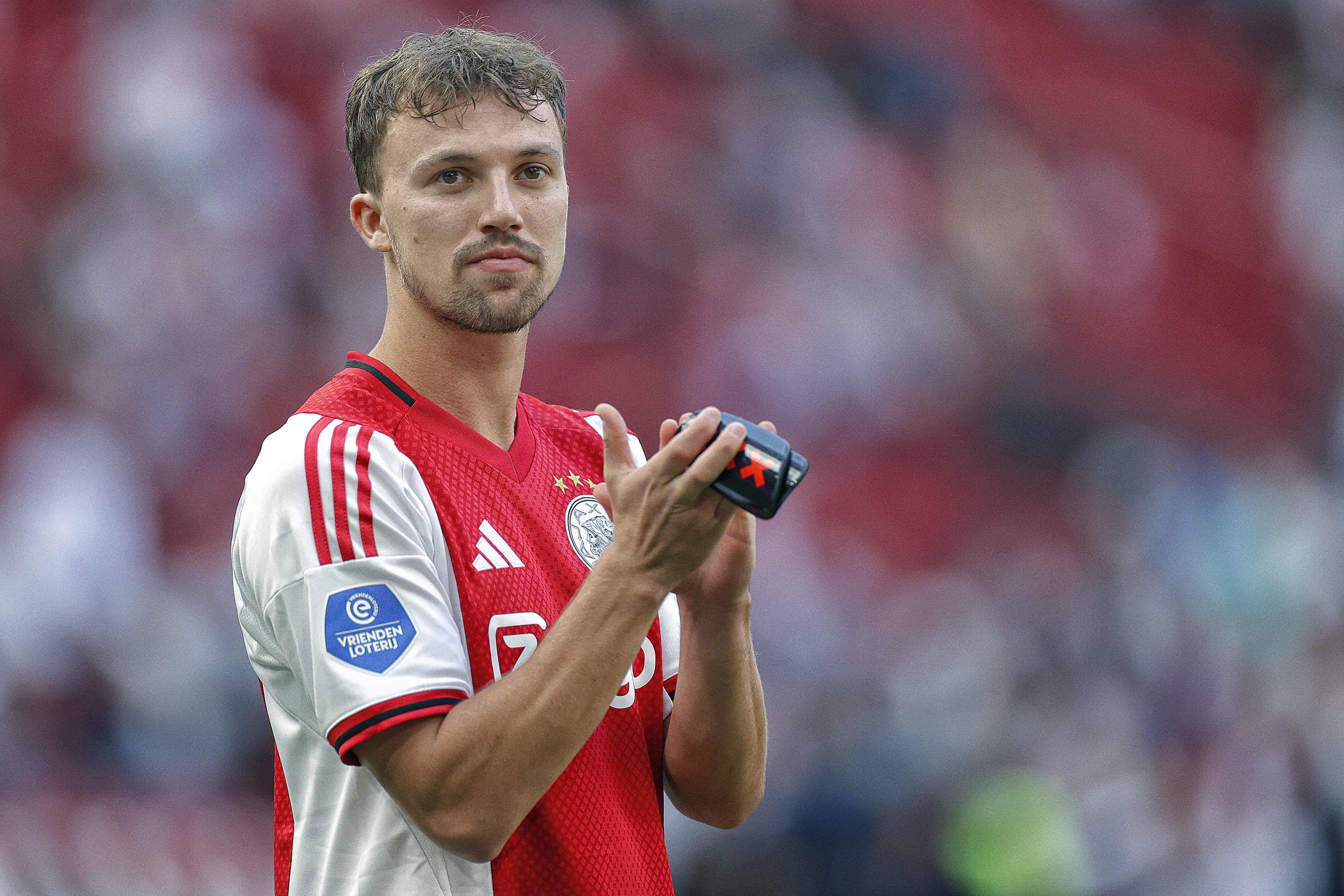Youri Regeer bedankt de Ajax-fans