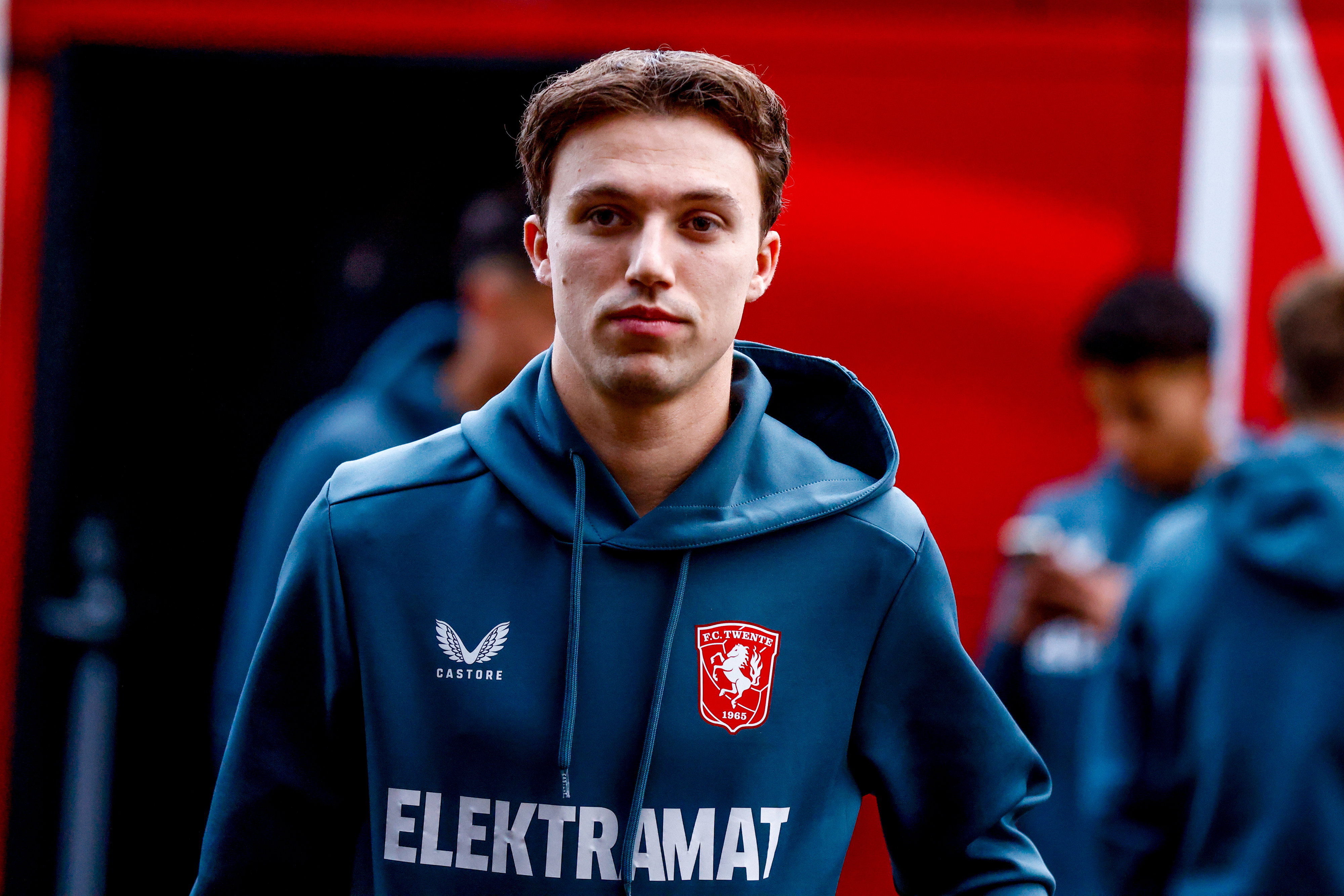 Youri Regeer bij de spelersbus van FC Twente