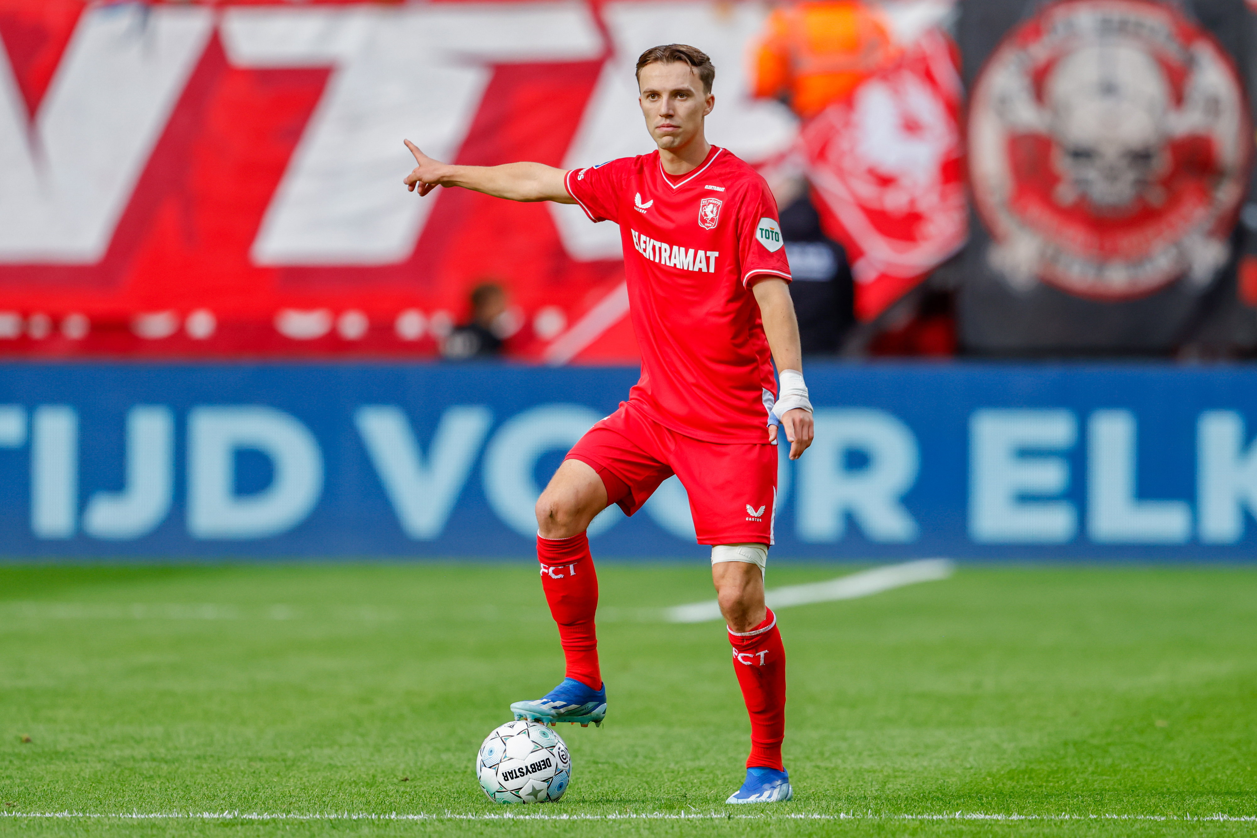 Youri Regeer (FC Twente) aan de bal in De Grolsch Veste