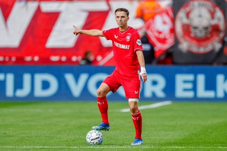 Youri Regeer (FC Twente) aan de bal in De Grolsch Veste