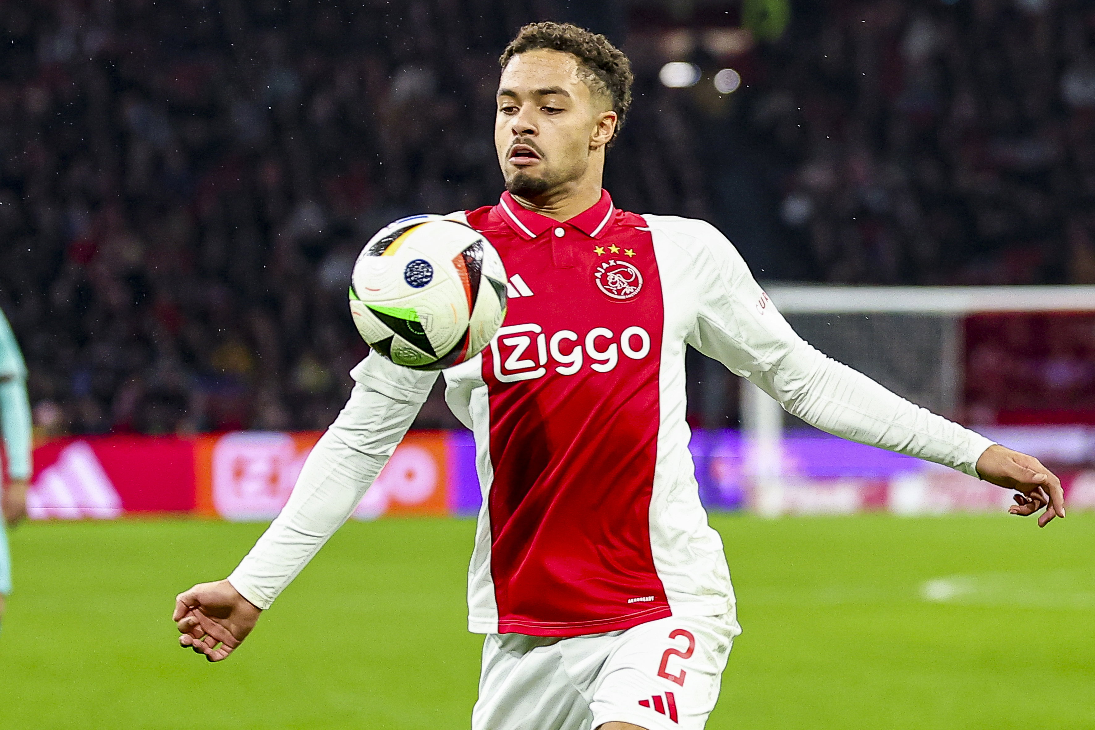 Devyne Rensch aan de bal namens Ajax in de Johan Cruijff Arena