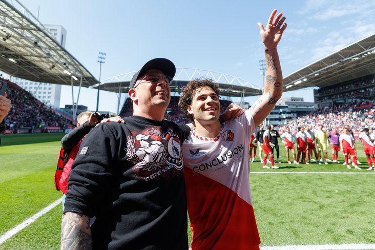 Miguel Rodriguez viert feest met een supporter van de Utrecht Ultras