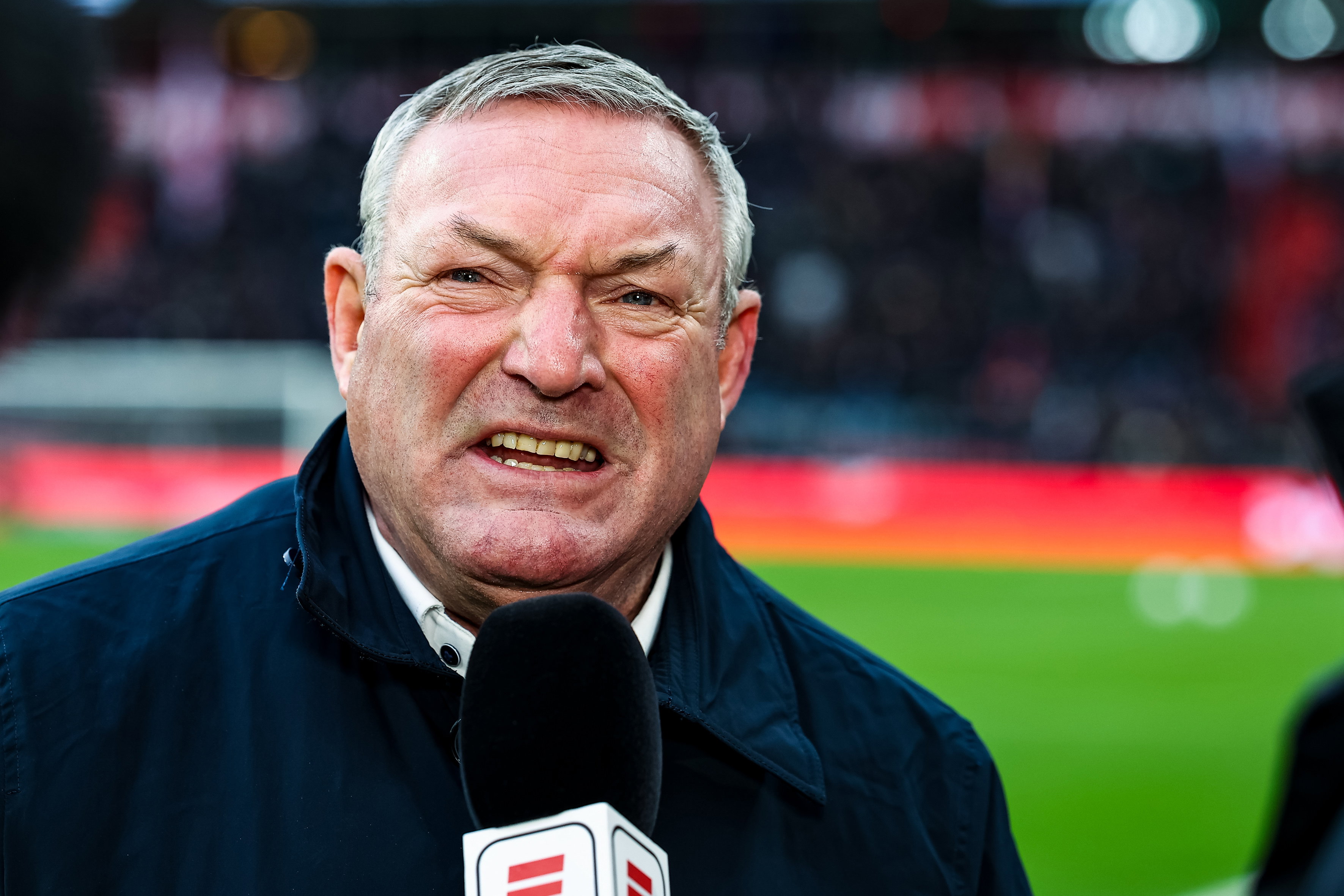 Ron Jans staat ESPN te woord in het stadion van PSV