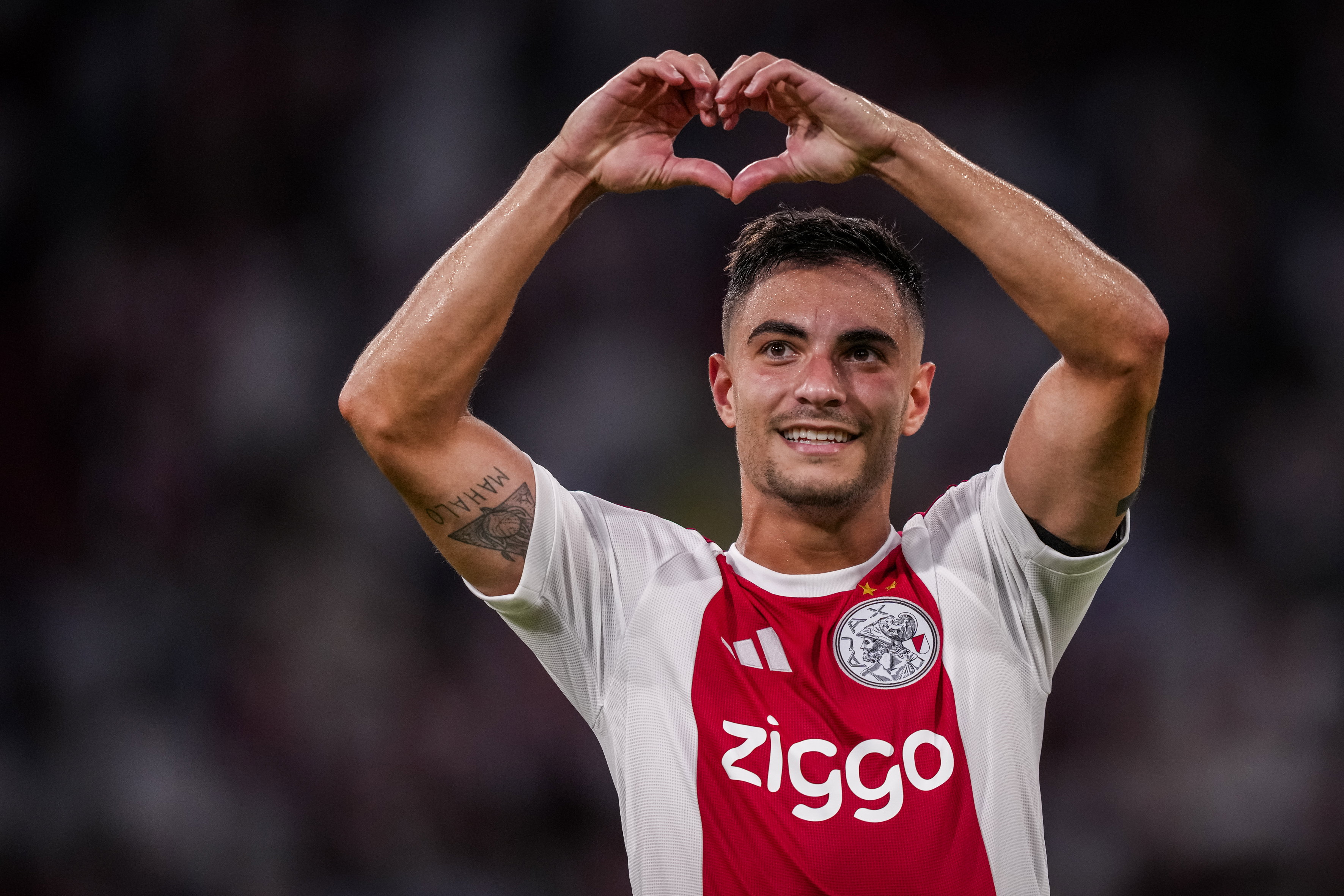 Lucas Rosa vormt een hartje met zijn handen