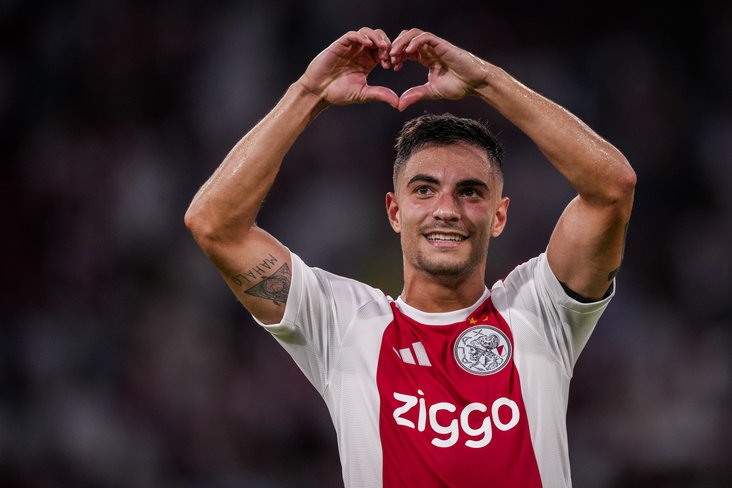Lucas Rosa vormt een hartje met zijn handen
