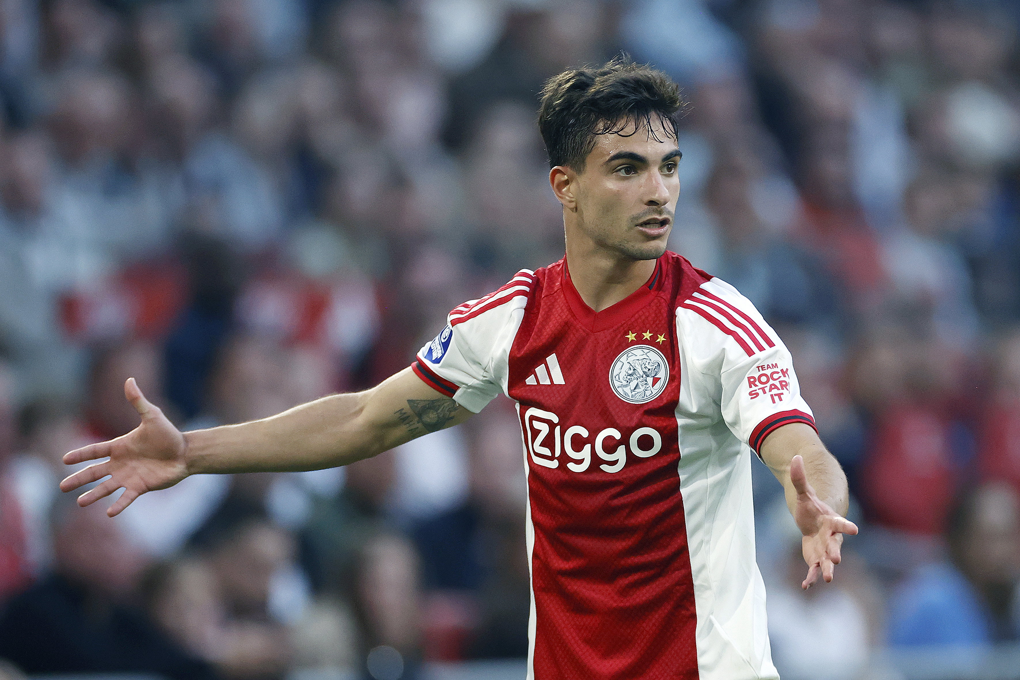 Lucas Rosa loopt vrij bij Ajax