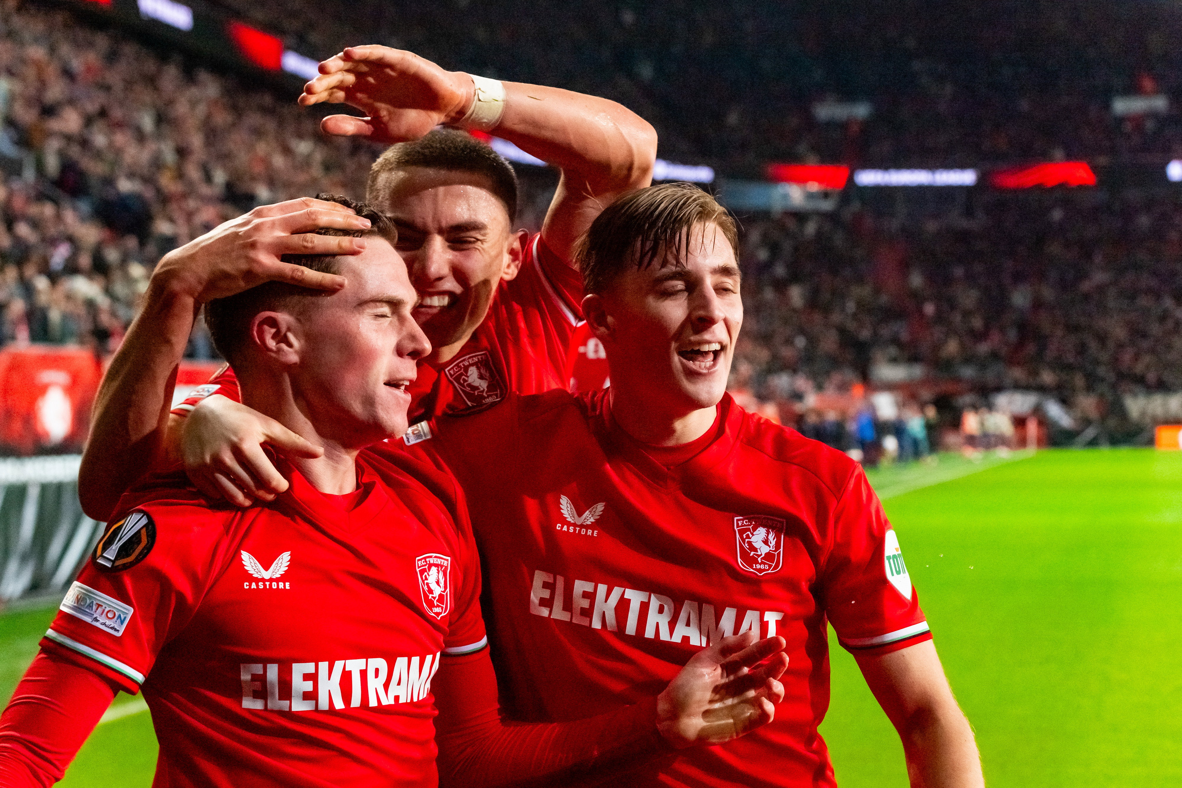 Daan Rots, Gustaf Lagerbielke en Max Bruns vieren een treffer van FC Twente in de Grolsch Veste