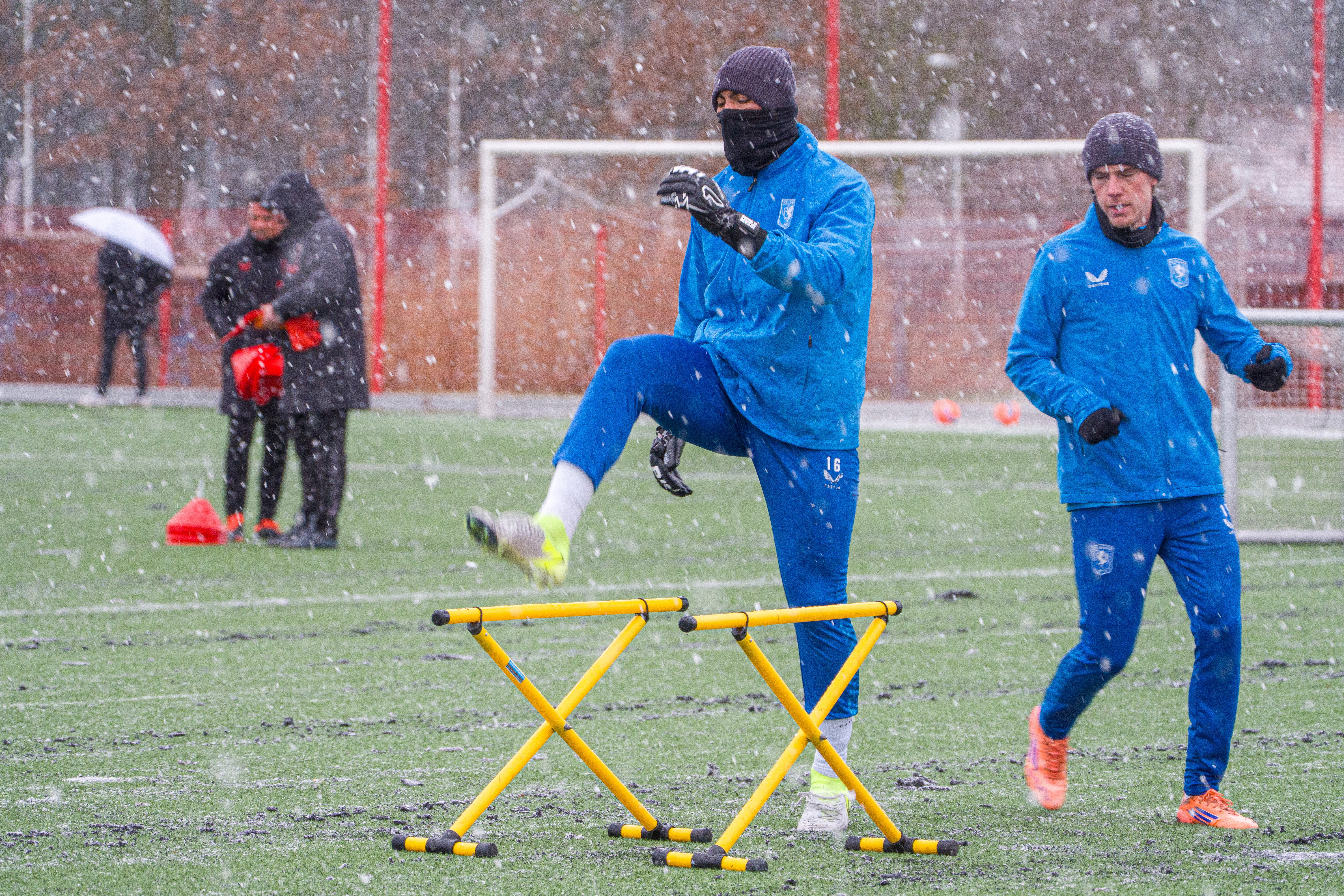 Daan Rots traint in de sneeuw met een muts op zijn hoofd