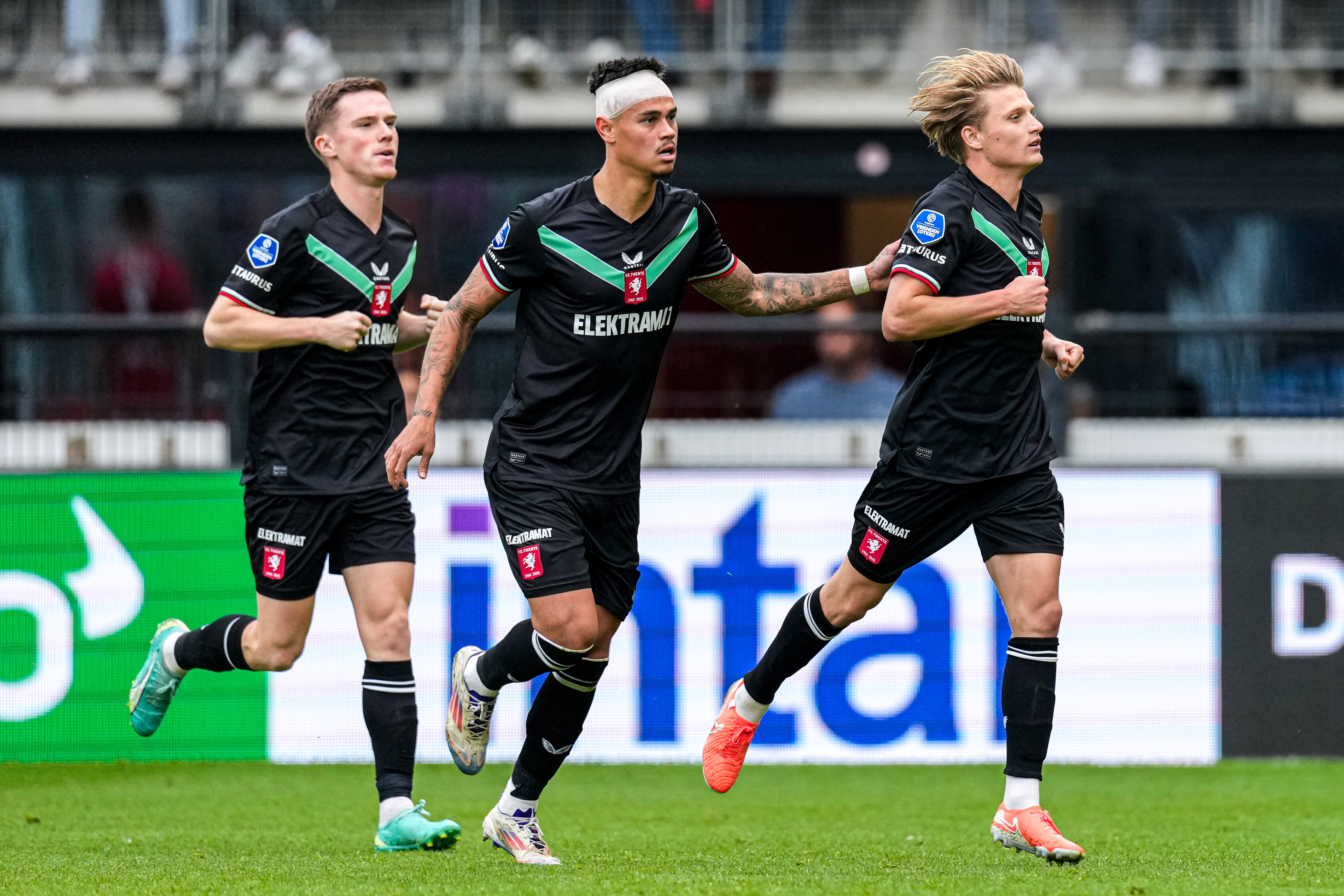 Daan Rots, Mees Hilgers en Sem Steijn vieren een treffer