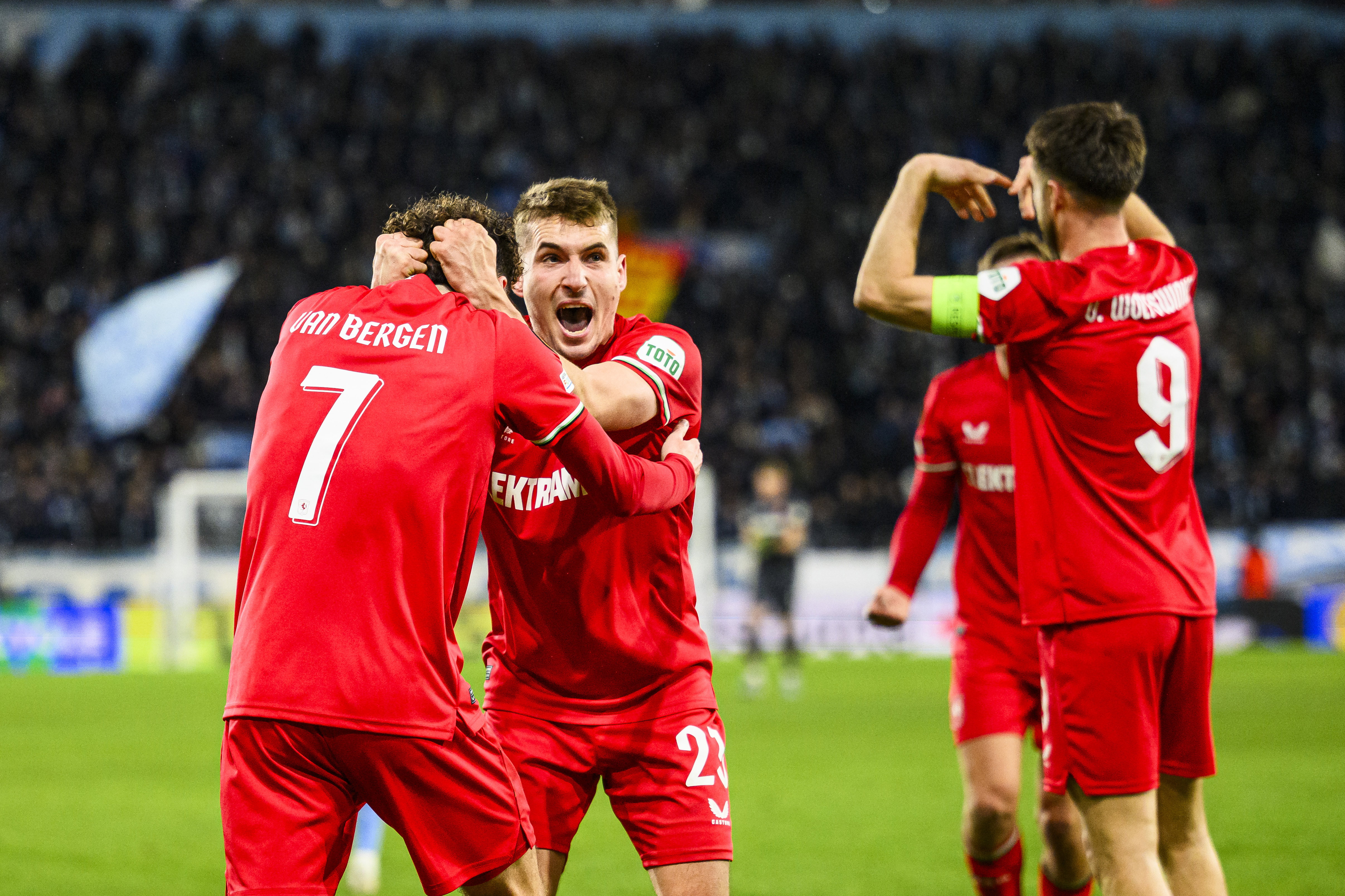Michal Sadilek viert de zege van FC Twente in Zweden