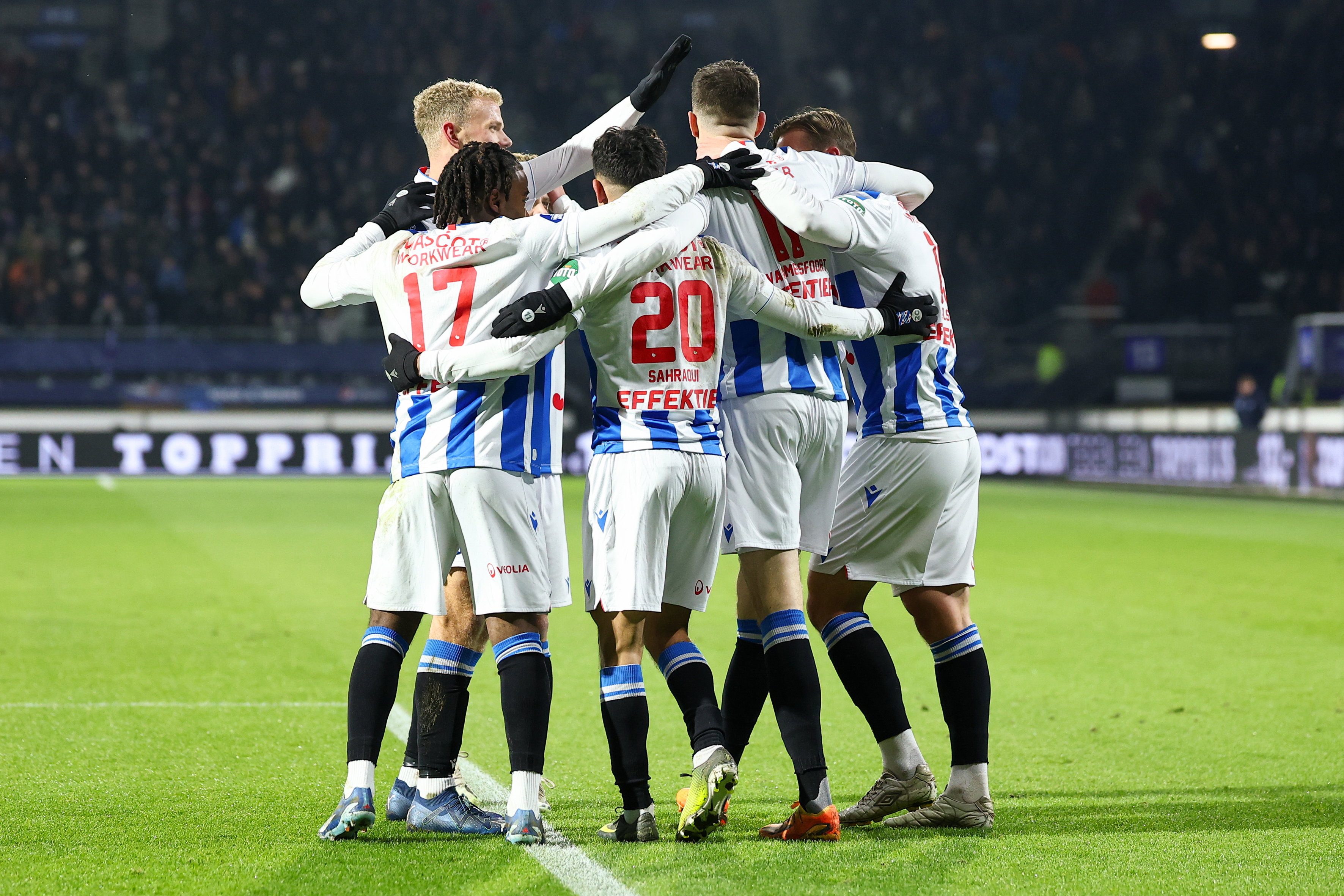 SC Heerenveen-spelers vieren een treffer in het Abe Lenstra Stadion