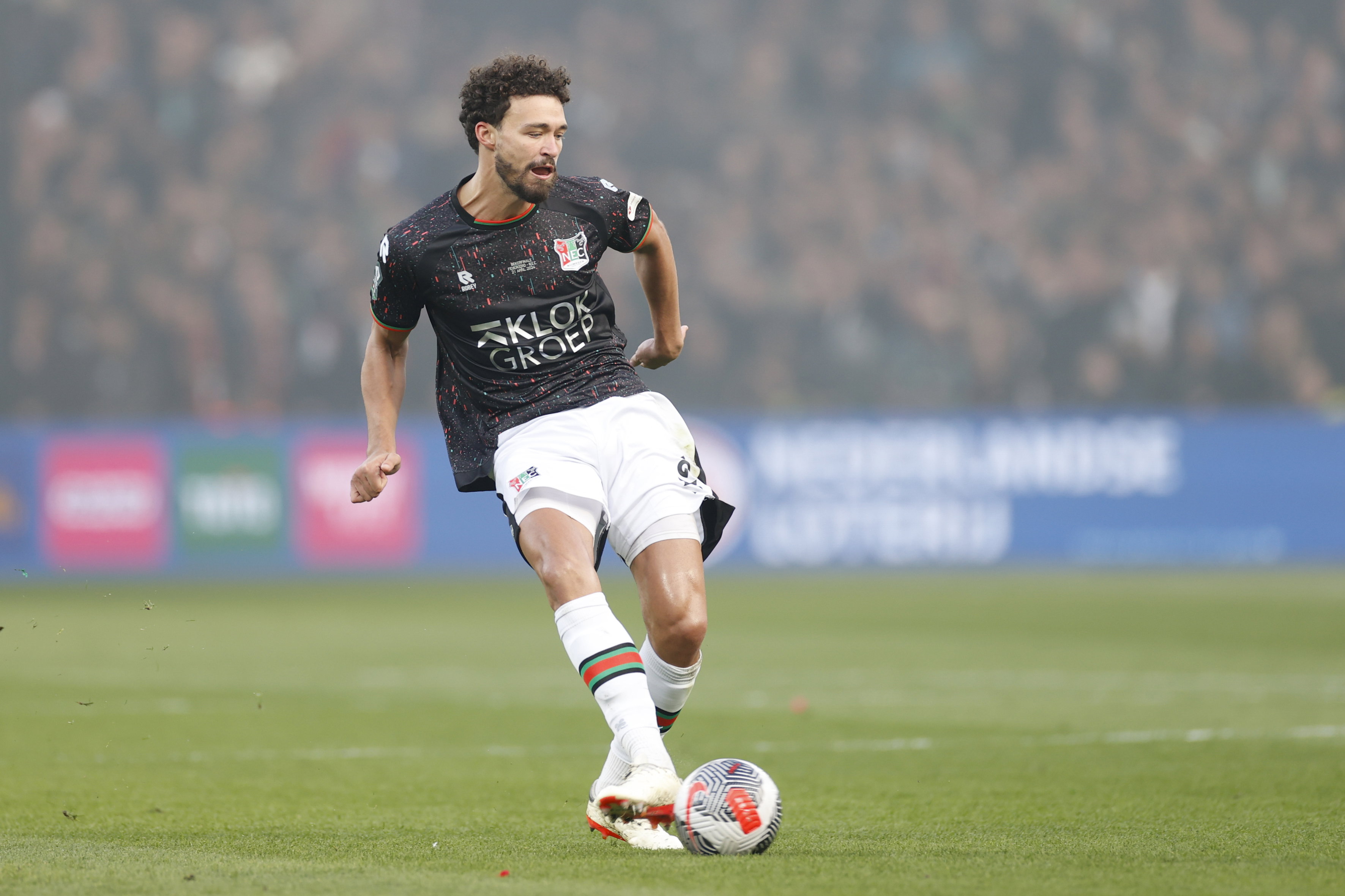 Phillipe Sandler aan de bal in De Kuip