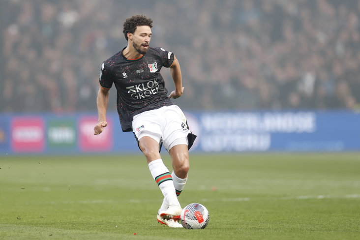 Phillipe Sandler aan de bal in De Kuip