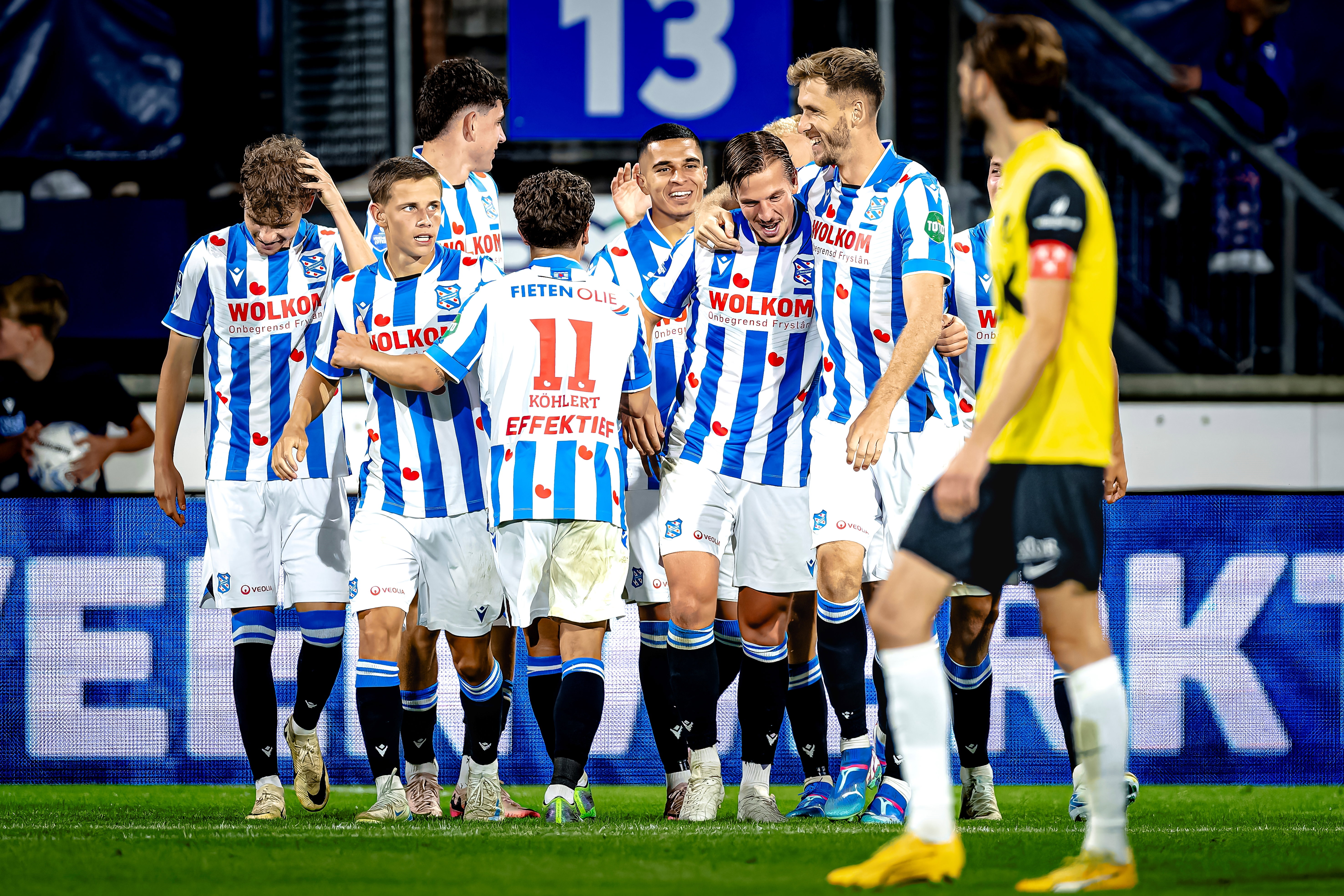 Sc Heerenveen spelers juichen na het doelpunt van Simon Olsson