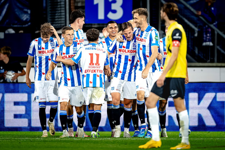 Sc Heerenveen spelers juichen na het doelpunt van Simon Olsson