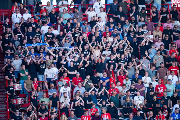 Schalke-sjaals bij de fanatieke fans van FC Twente