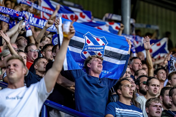 SC Heerenveen-fans zingen fanatiek mee