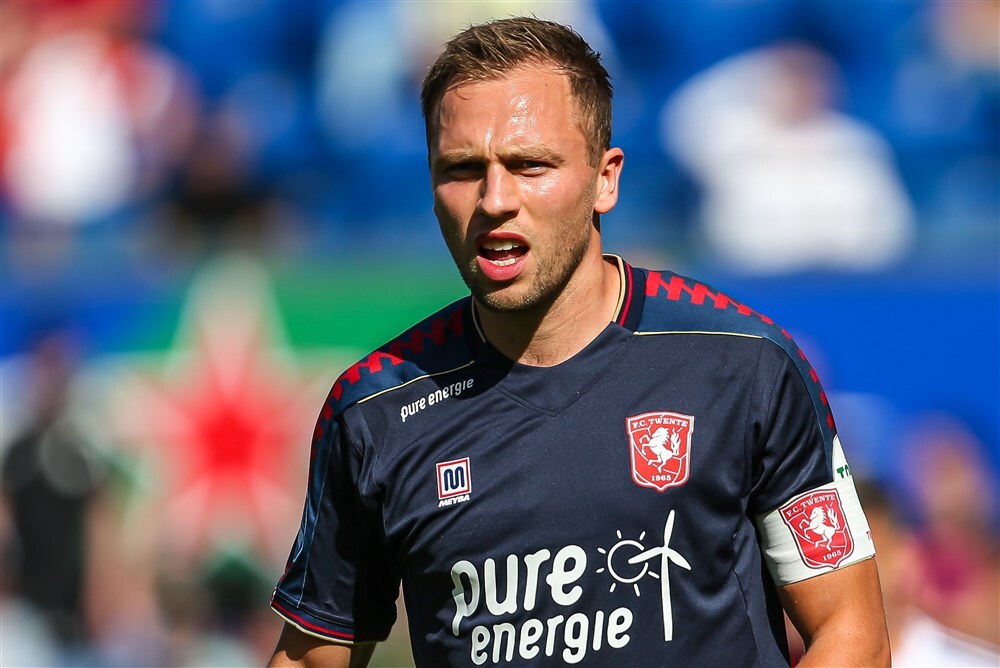 Xandro Schenk met de aanvoerdersband van FC Twente in De Kuip