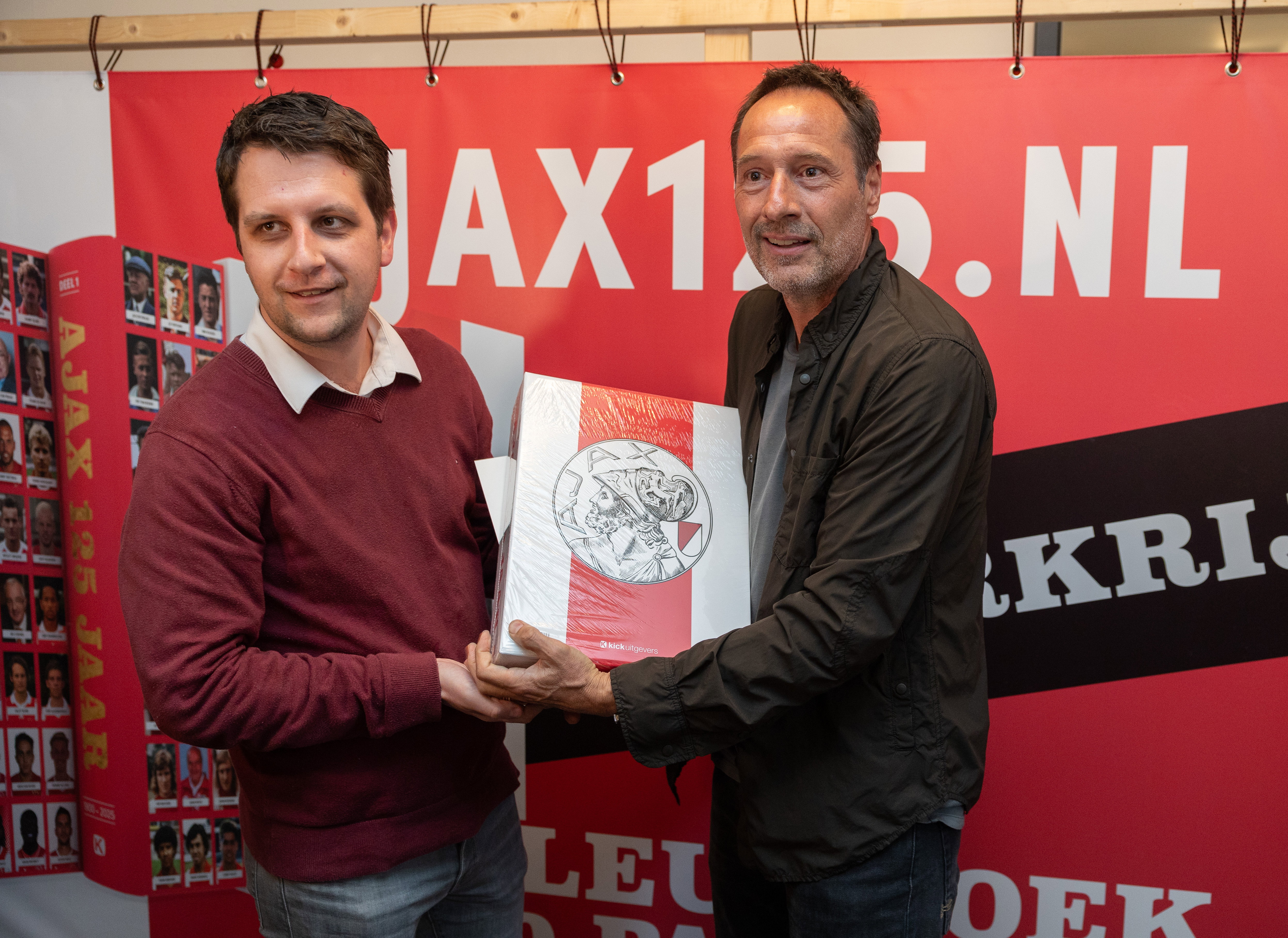 Bart Veenstra en John van 't Schip bij de boekpresentatie Ajax 125 Jaar