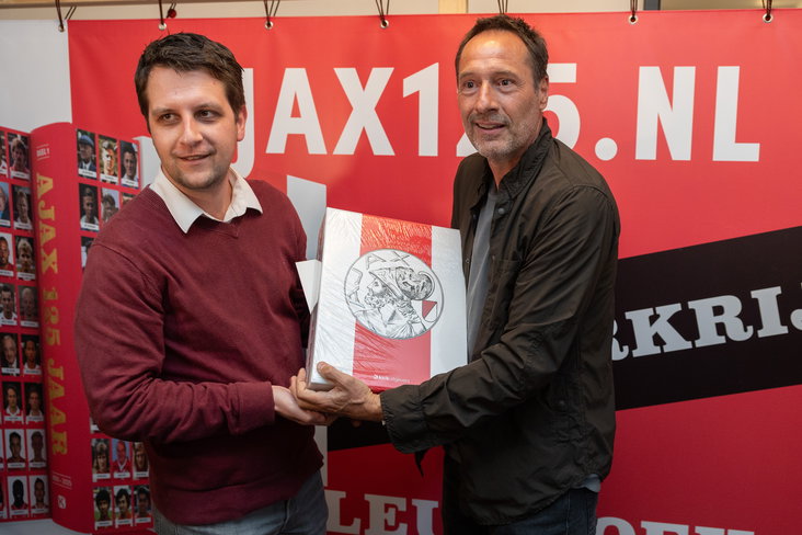 Bart Veenstra en John van 't Schip bij de boekpresentatie Ajax 125 Jaar