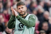 Lasse Schöne klapt richting de Ajax-fans