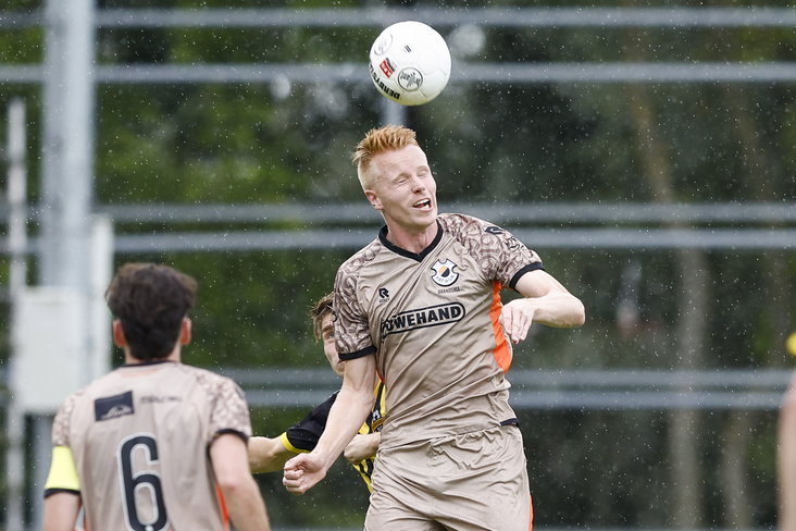 Sietse Brandsma kopt een bal